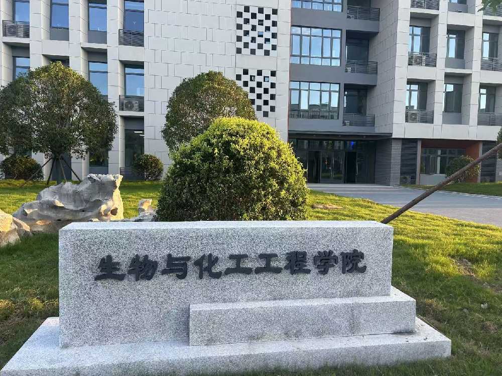香格里拉市扬州职业大学体育场高杆灯项目